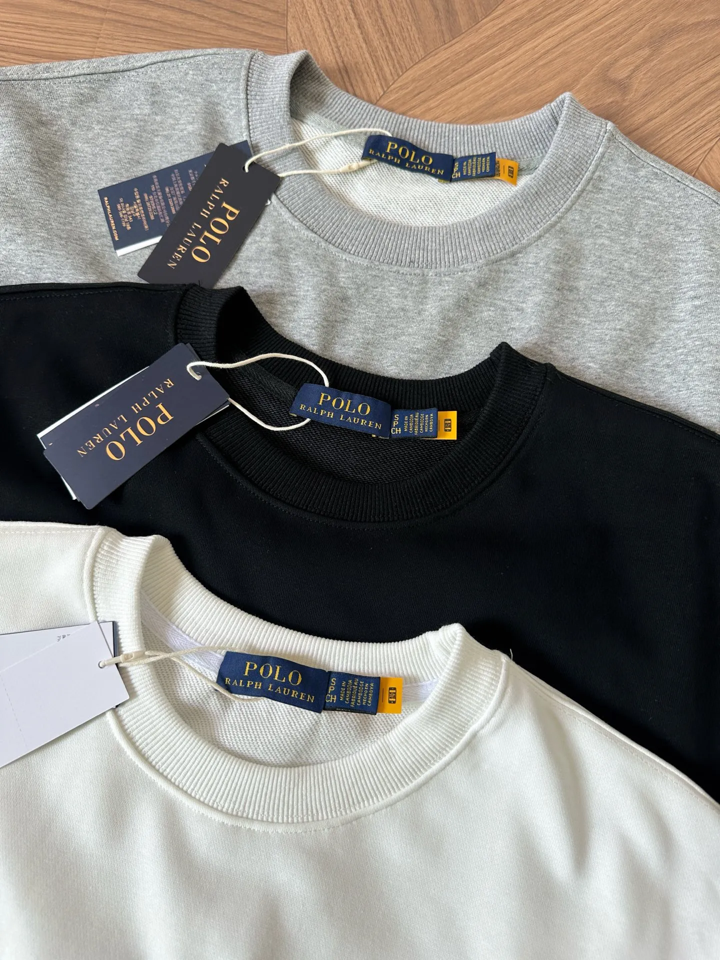 P220 Style No.: RL021] RalphLauren/Ralph Lauren 2025 new autumn and winter terry sweatshirt large POLO English letters embroidered logo Ralph Lauren age-reducing item, the coat fabric is made of 60% cotton➕40% polyester, which not only retains the softness, comfort and breathability of cotton, but also adds the wear resistance and wrinkle resistance of polyester fiber, making the clothes more durable and easy to care for. Even in slightly cooler weather, you won't feel stuffy when wearing it. This kind of fabric has a natural crisp feel and is not easy to pill or deform. The flying pigeon on the chest is embroidered with the brand's large logo in English letters. The color is full, full of three-dimensionality, and lifelike, adding a bit of liveliness and interest to the entire sweatshirt. There is no pressure to dress, regardless of age or gender. Complete accessories! Color: Gray Size: S-xL S Shoulder width 53 Bust 110 Length 67 Sleeve length 58 M Shoulder width 54 Bust 114 Length 69 Sleeve length 59 L Shoulder width 55 Bust 118 Length 71 Sleeve length 60 xL Shoulder width 56 Bust 122 Length 73 Sleeve length 61